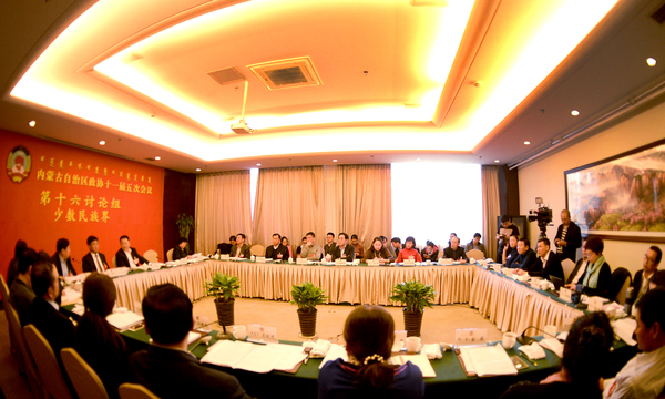 少数民族界小组讨论现场热烈，气氛融洽