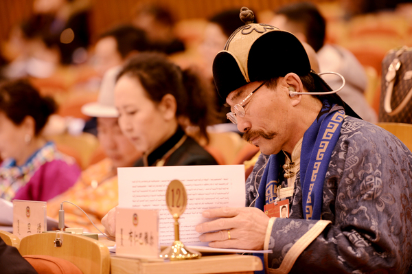 少数民族委员在会上看报告