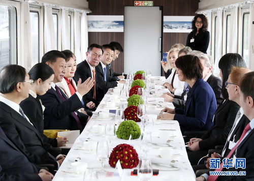 1月15日，国家主席习近平在瑞士联邦主席洛伊特哈德陪同下，乘坐瑞士政府专列自苏黎世前往瑞士首都伯尔尼。在专列行进过程中，习近平和夫人彭丽媛受洛伊特哈德主席夫妇邀请，在轻松愉快的氛围中品茶畅谈。新华社记者 兰红光 摄