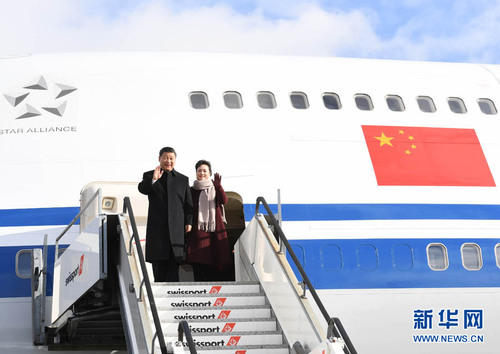 1月15日，国家主席习近平乘专机抵达苏黎世，开始对瑞士联邦进行国事访问。 这是习近平和夫人彭丽媛步出舱门。 新华社记者 饶爱民 摄