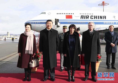 1月15日，国家主席习近平乘专机抵达苏黎世，开始对瑞士联邦进行国事访问。这是瑞士联邦主席洛伊特哈德在机场为习近平和夫人彭丽媛举行隆重欢迎仪式。 新华社记者 兰红光 摄