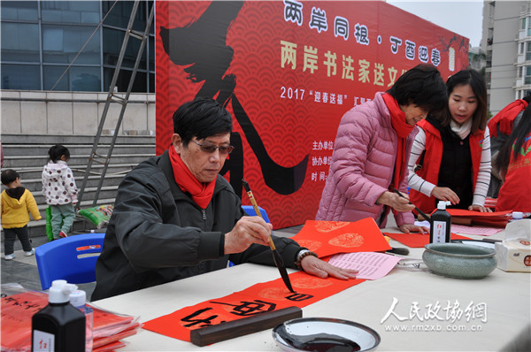 金门县书法学会前理事长洪明灿（左）