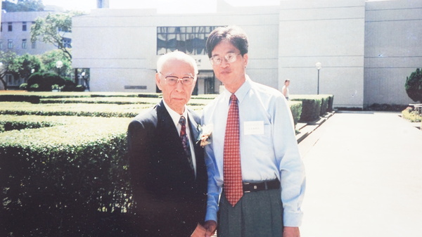 作者（右）与饶宗颐