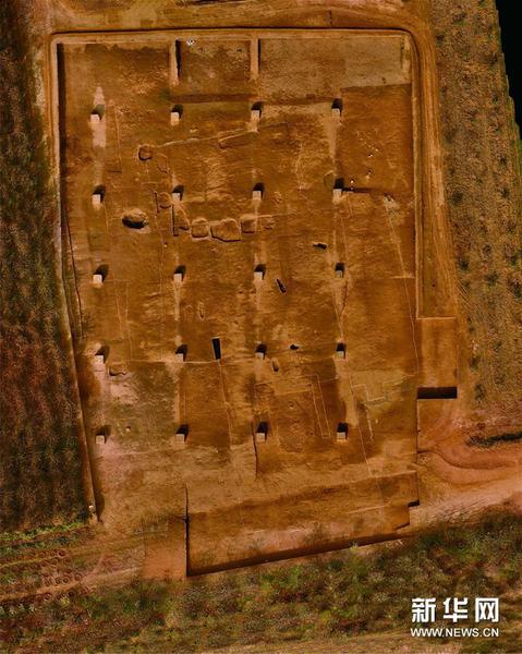 这是陕西周原遗址凤雏建筑群中2016年度新发现的大型建筑遗迹的俯视图（资料照片）。