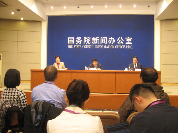 国务院医改办主任、国家卫生计生委副主任王贺胜（中），食品药品监管总局副局长吴浈（右）介绍《关于进一步改革完善药品生产流通使用政策的若干意见》有关情况，并答记者问。人民政协网记者  张春莉  摄