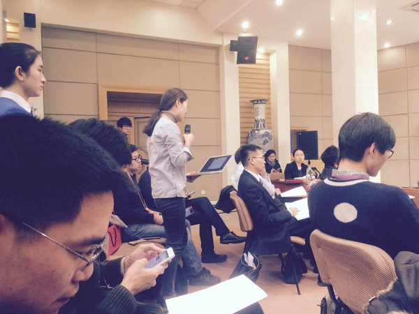 三、记者现场提问。  人民政协网记者  张春莉  摄