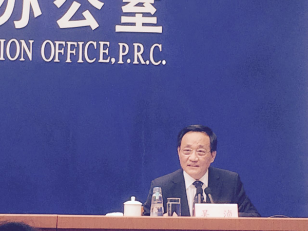 一、食品药品监管总局副局长吴浈回答记者提问。  人民政协网记者  张春莉  摄