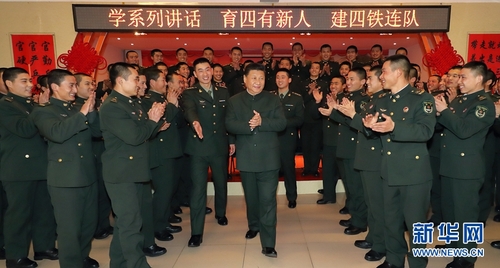 1月23日，习近平专程来到陆军第65集团军，深入基层连队，看望慰问官兵，代表党中央和中央军委，向全军指战员、武警部队官兵、民兵预备役人员致以诚挚问候和新春祝福。这是习近平在该集团军“大功三连”同官兵在一起。新华社记者李刚摄