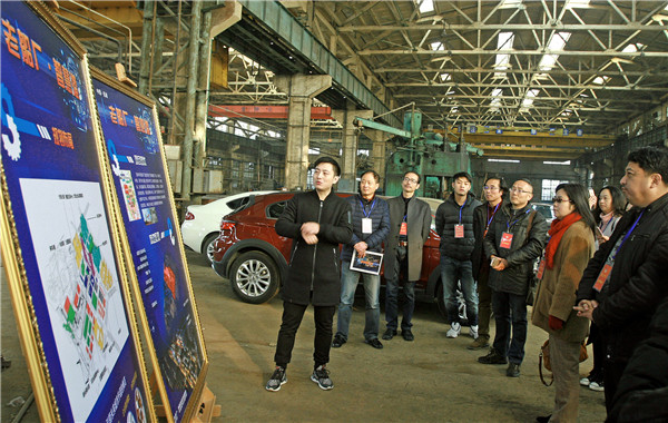 近日,安徽省芜湖市镜湖区组织部分政协委员实地考察长江智慧港建设进展情况,开展论证讨论和提出相关建议。戚良鹏 俞璐 摄影报道 近日,安徽省芜湖市镜湖区组织部分政协委员实地考察长江智慧港建设进展情况,开展论证讨论和提出相关建议。戚良鹏 俞璐 摄影报道