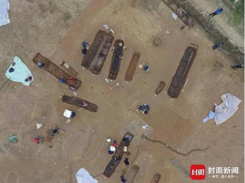 成都发现60座战国船棺墓 墓主佩戴埃及玻璃饰品蜻蜓眼