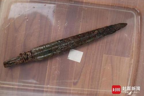 成都发现60座战国船棺墓 墓主佩戴埃及玻璃饰品蜻蜓眼