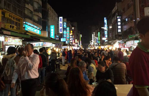 资料显示，东南亚客日均消费约新台币800至1000元，大陆游客约3000至4000元。(台湾《中时电子报》资料照/吕素丽 摄)