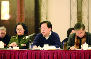 政协委员王译萱正在发言 马小峰 摄