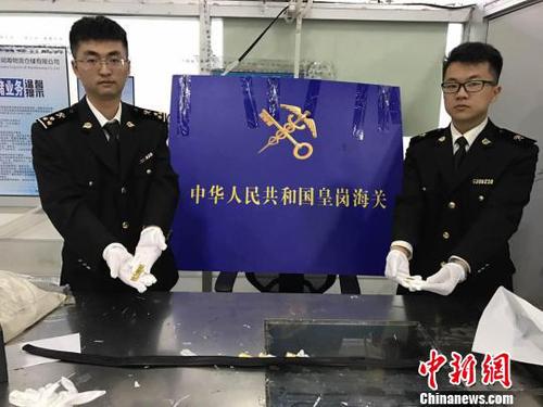 港女腰带内藏700余克黄金入境深圳被查获