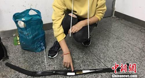 藏在腰带内的黄金 蒋昕 摄 藏在腰带内的黄金 蒋昕 摄