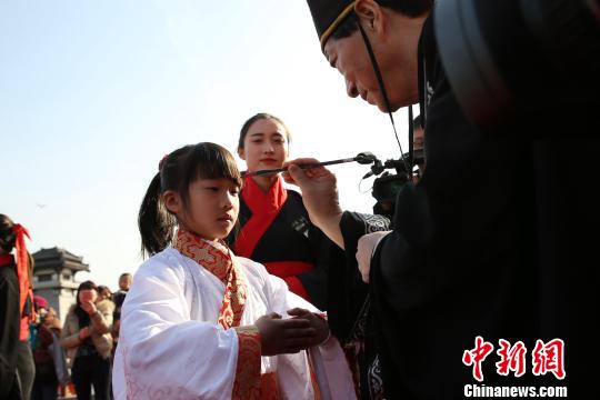 图为朱砂开智?！≌旁?摄