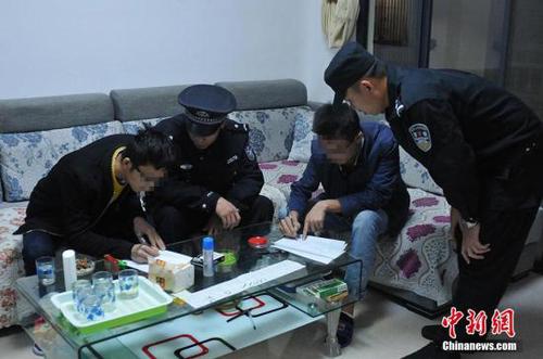 资料图:执法人员开展工作。 黄朴然 摄 点击进入下一页