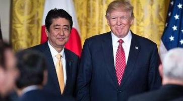 日本首相安倍晋三与美国总统特朗普会面。