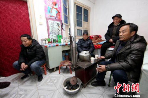 图为王琪的亲属们在向记者介绍情况?！≌旁?摄