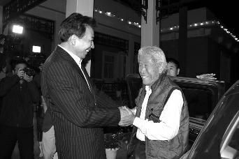 滞留印度54年的老兵今日回家明日回村扫墓探亲