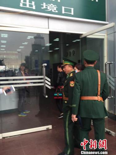 图为身穿制服的越方人员?！≈有?摄