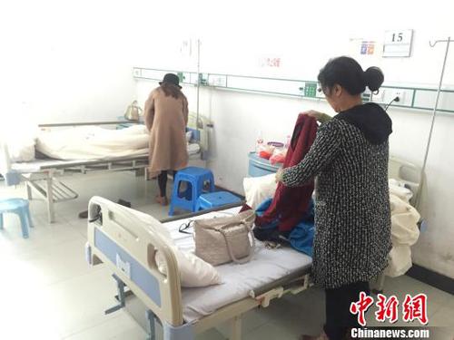 2月12日，谢某母亲在病房内收拾行囊。　陈燕 摄