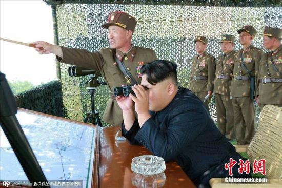 2015年6月18日消息，据朝鲜《劳动新闻》报道，金正恩近日视察朝鲜炮兵射击比赛，与士兵合影留念喜笑颜开。 图片来源：CFP视觉中国