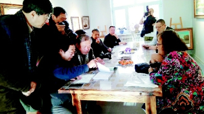 莫桂茹老人在演唱摩苏昆《小鹿》     莫桂茹老人在演唱摩苏昆《小鹿》