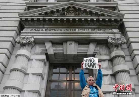 2月6日，在美国旧金山，第九巡回上诉法院大楼外抗议者。连日来，已有127家美国企业向美国联邦第九巡回上诉法院联名递交陈述书，反对美国总统特朗普颁布入境限制行政命令，认为类似限制有损美国企业的竞争力。