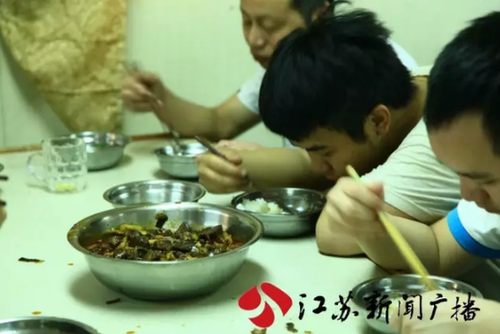 江苏一货轮在印度被扣押 23名船员被困一个多月