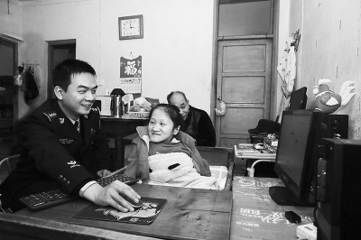 玻璃女孩打工救养父 玻璃女孩打工救养父