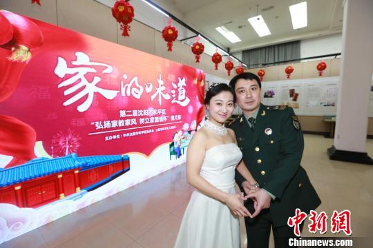 军人姚振峰和王晓雪在“家的味道”展览场地拍摄婚纱照?！∏怯?摄