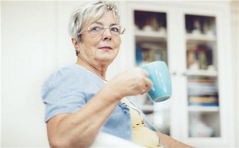 老人容易口干 六个因素会引起口干 老人为什么容易口干 老人口干是什么原因 容易口干怎么办