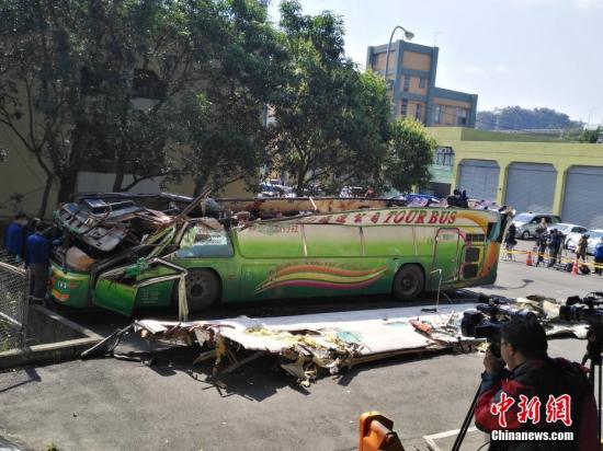 2月14日，在台湾高速公路局北区工程处木栅工务段院内的空地上，有关工作人员正在对游览车的车体进行现场勘验。2月13日晚，由“蝶恋花旅行社”承办的武陵农场赏樱团，在台湾公路主干道发生游览车翻车意外，目前已造成30多人罹难。<a target='_blank' href='http://www.chinanews.com/' _fcksavedurl='http://www.chinanews.com/'></table>中新社</a>记者 陈林 摄