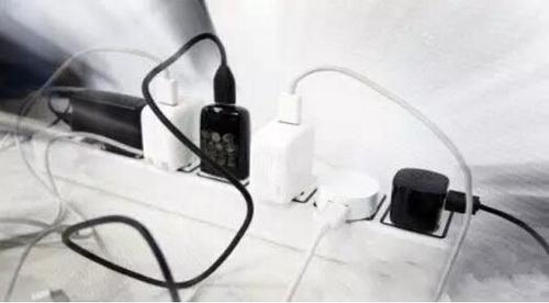 充电器短路造成火灾 屋主赔偿邻居7万元损失