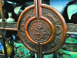 目前市面上很多明清时期的家具都有精美的雕花。