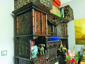 被估价一千万元的花梨木组合柜。