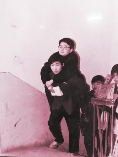 平顶山男子背着患病“兄弟”生活 三十余载如一日