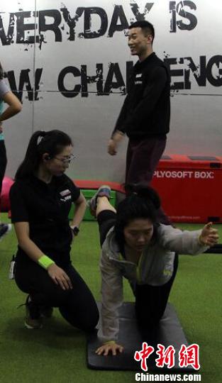 不少市民选择专业人士指导训练 韩冰 摄 不少市民选择专业人士指导训练 韩冰 摄