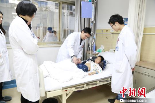 医生术后检查小明身体情况?！≈有?摄