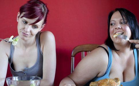 饭桌上的12个禁忌 你中了几个 吃饭有哪些禁忌 吃饭有什么讲究 怎样吃饭是错误的