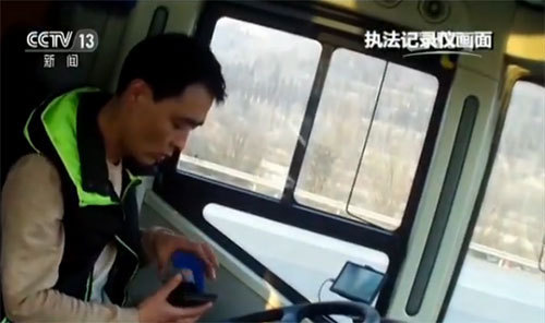 交警询问大巴司机是否有营运手续