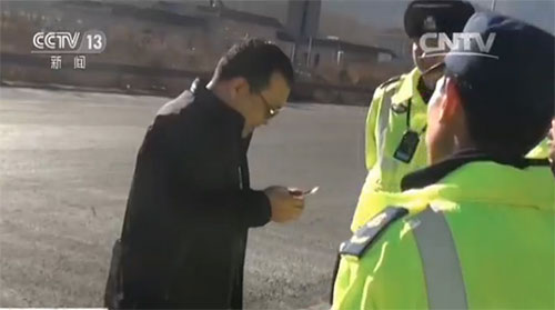 交警询问客车司机