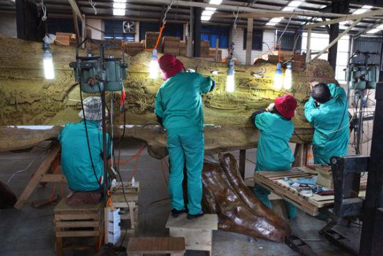 工匠在雕琢金丝楠木“清明上河图”。（胡昌龙 摄）