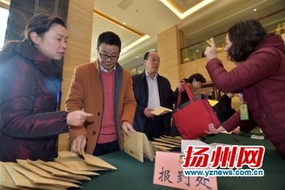 昨天，参加市政协八届一次会议的委员们陆续赶赴会议中心报到。董辉摄