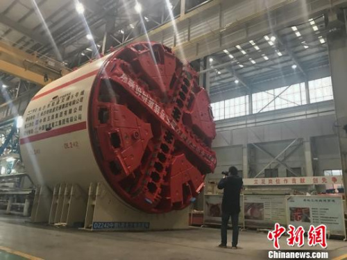 一位记者在铁建重工的车间拍摄?！√菩∏?摄