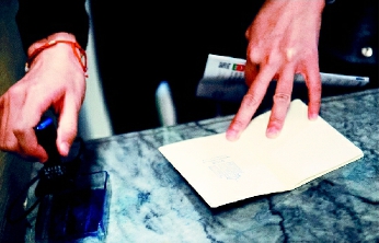 收集景点印章的旅游玩法，正逐渐在年轻人中变得流行。澳门特区政府旅游局于2014年起推出了“论区行赏”盖印活动。图为游客在澳门玫瑰堂盖印章。  新华社发