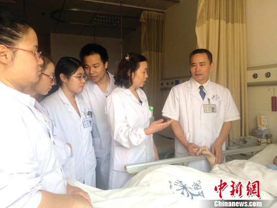 “瘘王”李军：22年上万次延伸血透病人“生命线”