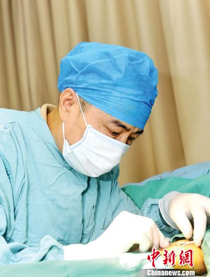 工作中的“瘘王”李军?！⊥踅ㄐ?摄