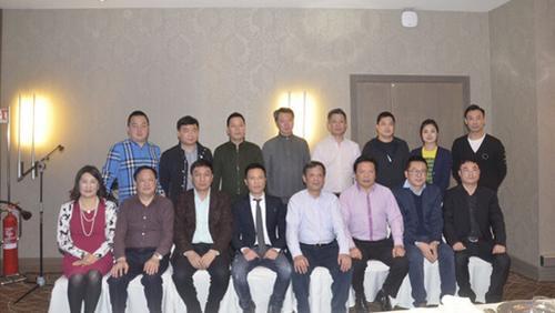 中国侨网与会嘉宾合影留念。(法国《欧洲时报》/张锐 摄)